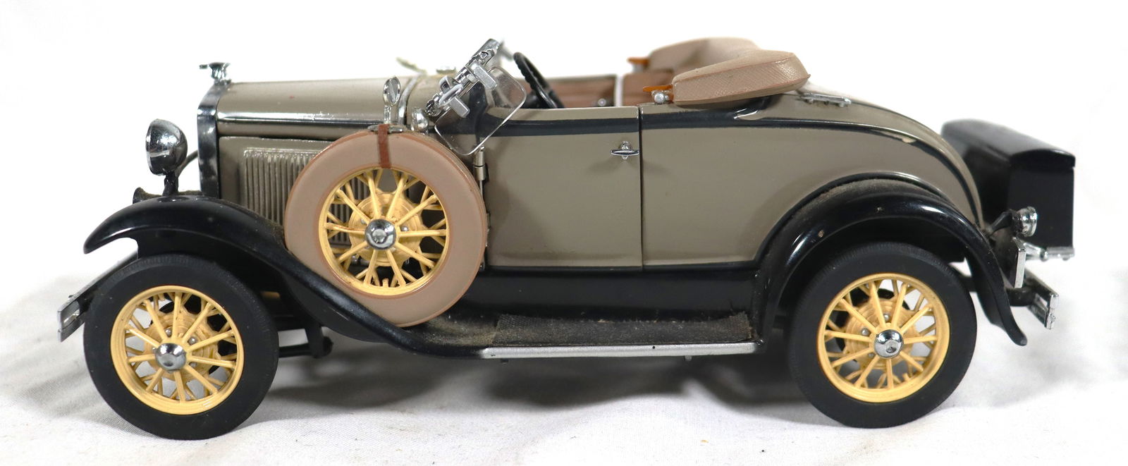 Vintage Danbury Mint 1931 Ford Model A Roadster diecast model car. - 5