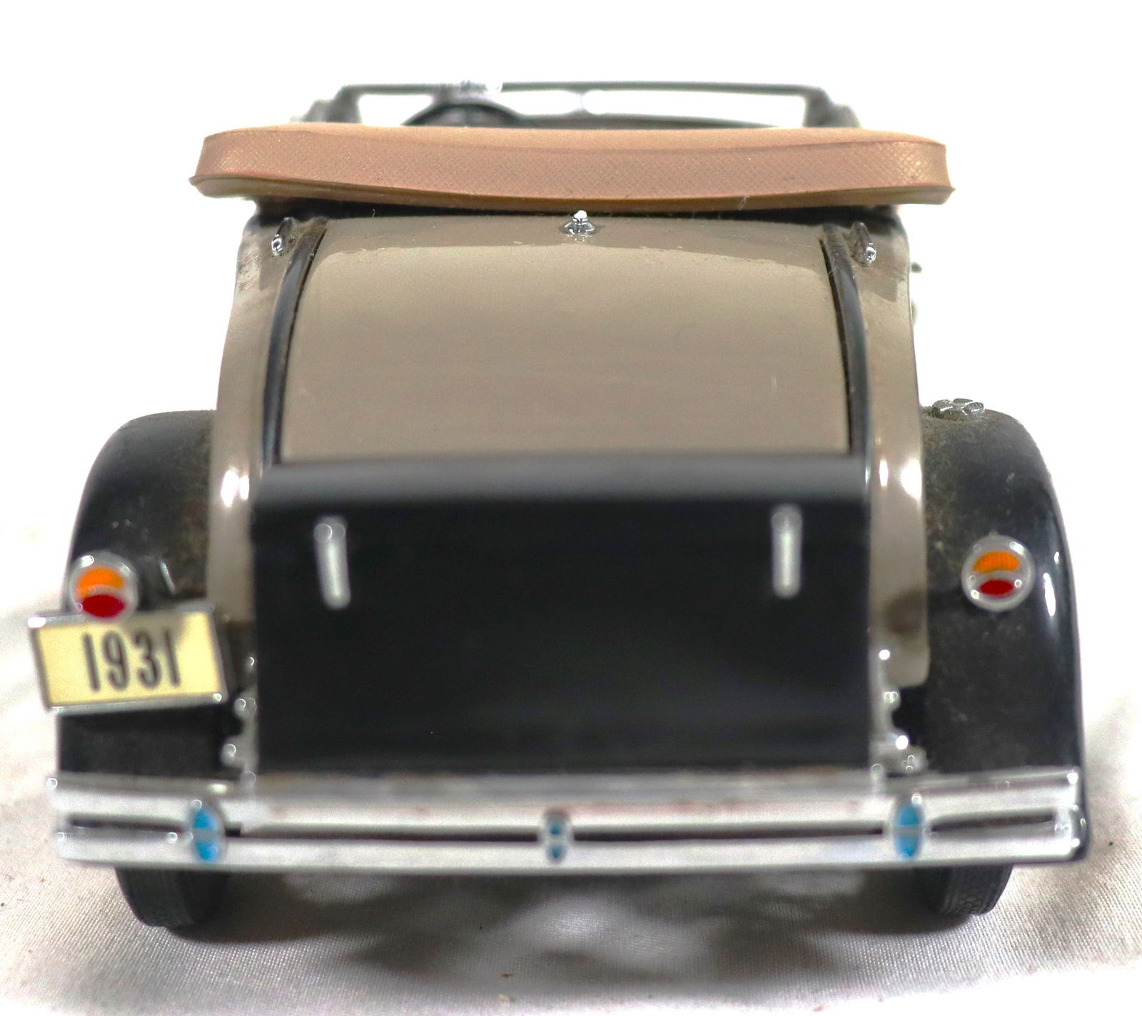 Vintage Danbury Mint 1931 Ford Model A Roadster diecast model car. - 6