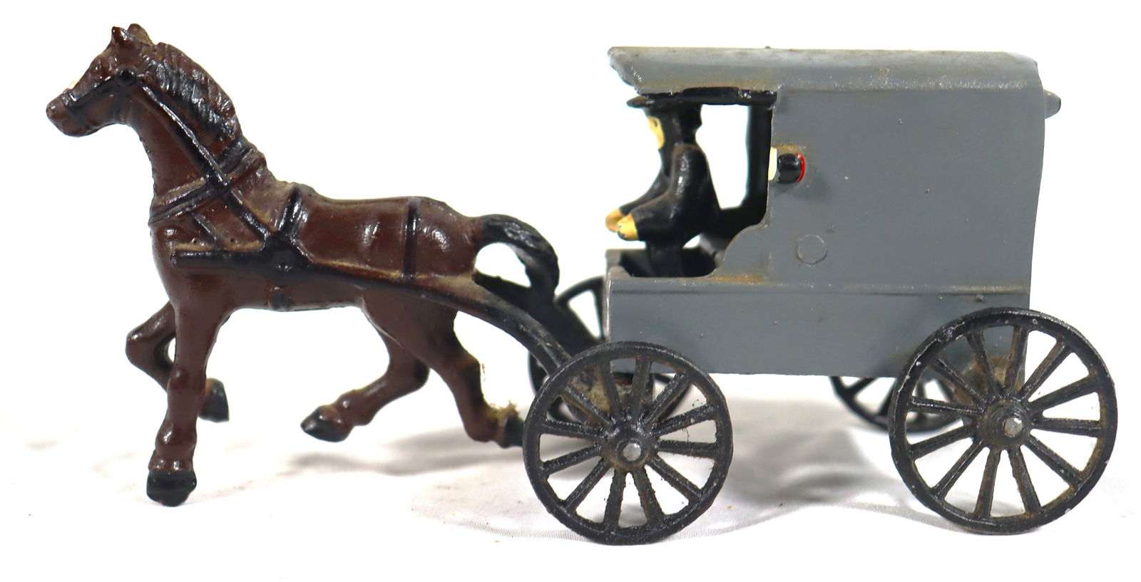 Vintage cast iron Amish horse and buggy toy. (1 of 7)