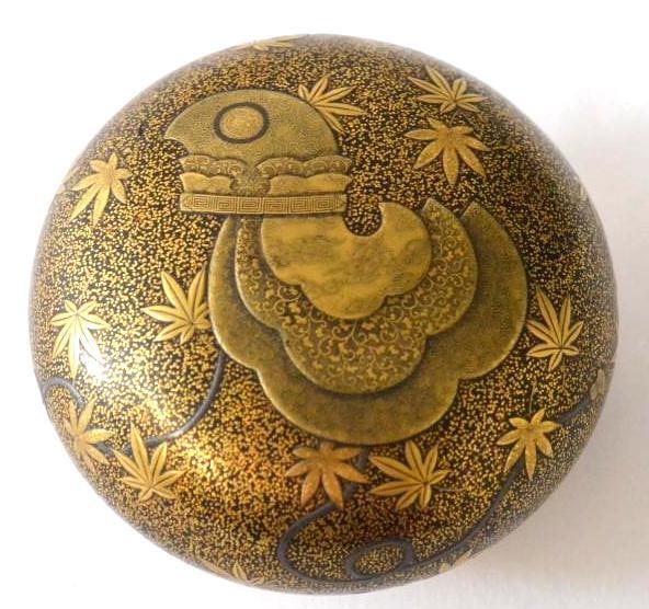 Antique round Japanese Lacquer Box: Antique round Japanese Lacquer Box DIMENSIONS: Height 2 inch / 5 cm Diameter: 3.50 inch / 9 cm Shipping: B