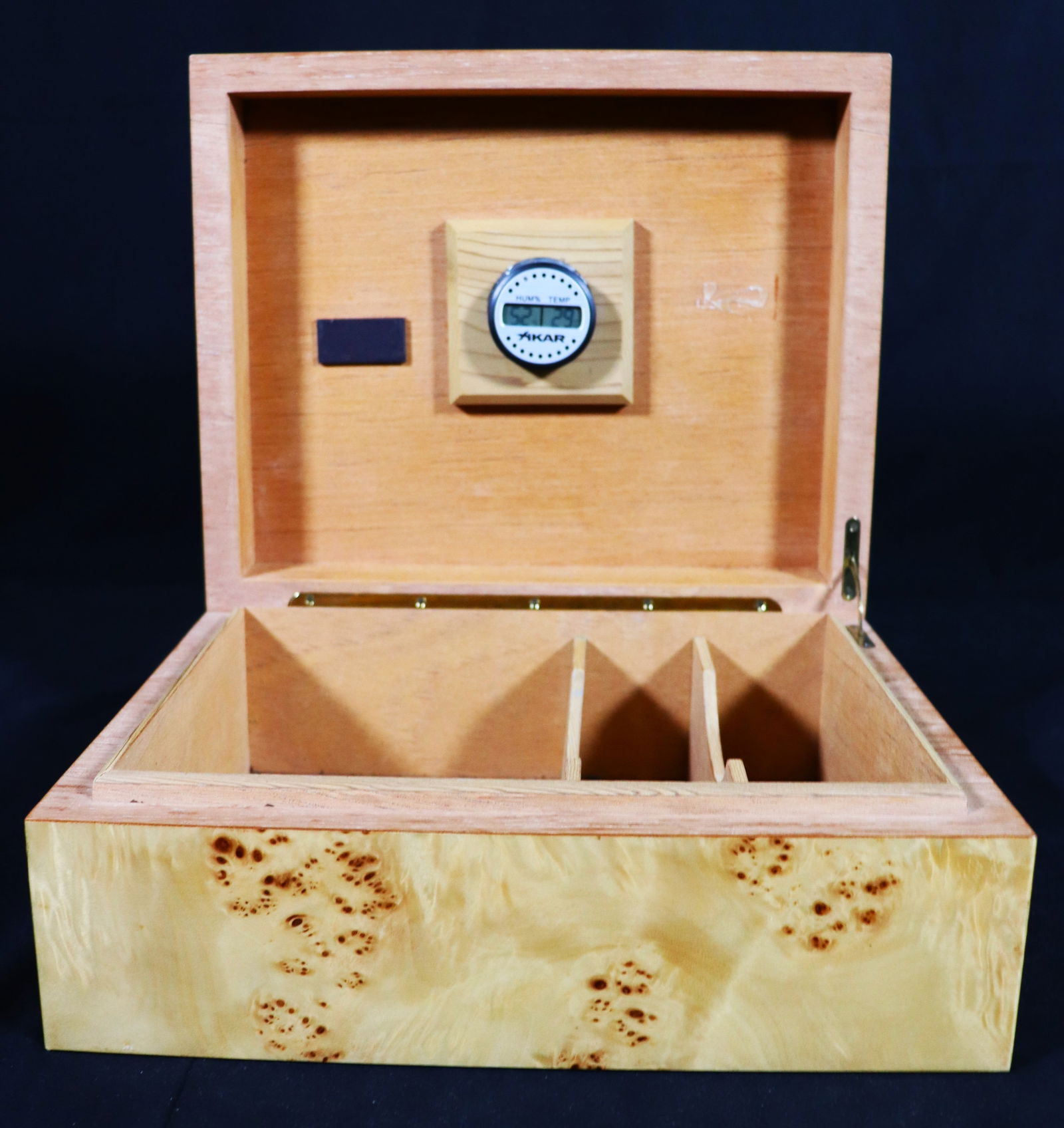 Cigars Wood humidor by Sorrento Intarsio: Cigars Wood humidor by Sorrento Intarsio DIMENSIONS: Height: 4.50 inch / 11,5 cm Length:11.60 inch / 29,5