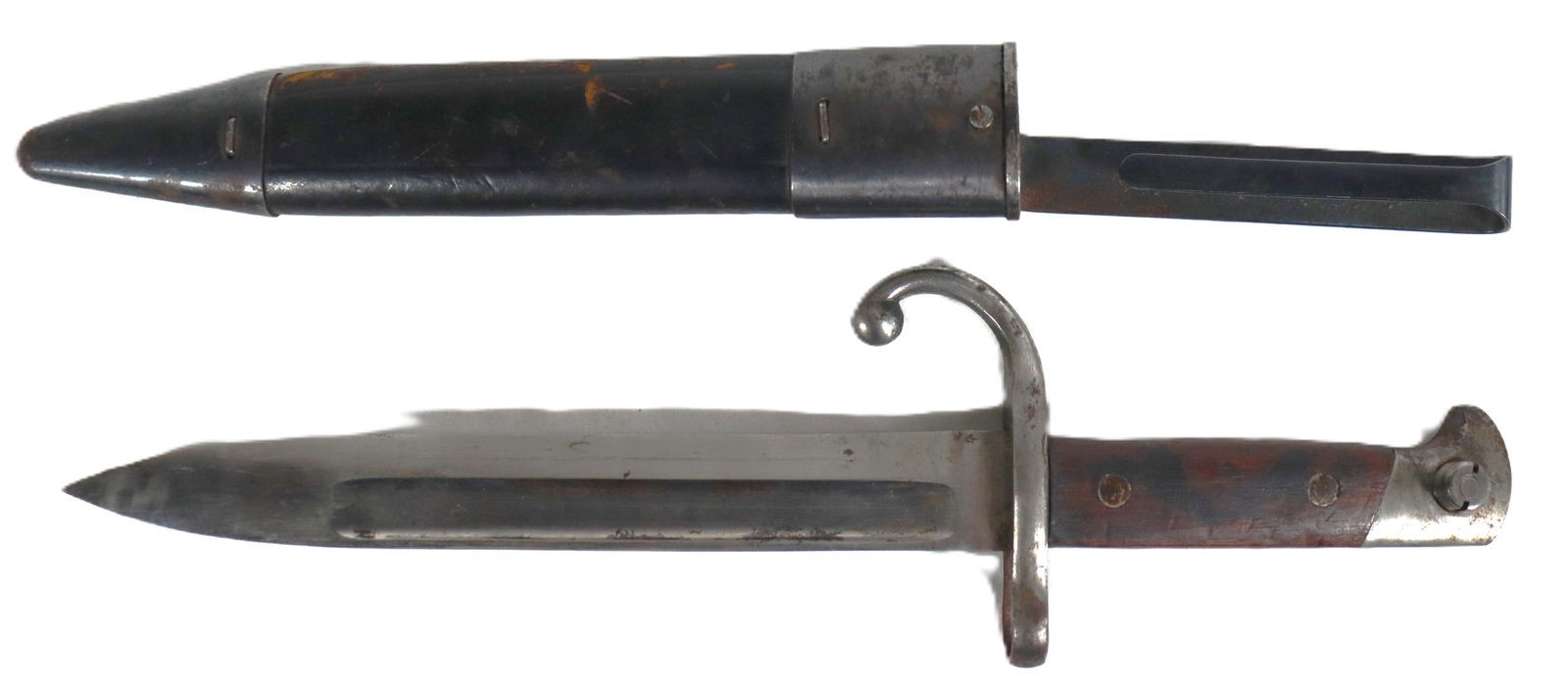 REMINGTON LEE MODEL 1899 BAYONET with Scabbard: AMERICAN BAYONET POSSIBLY FOR THE REMINGTON-LEE 1899 RIFLE with ScabbardThis type of bayonet is distinctive for its hooked quillon (the lower, curved guard) and was primarily produced by the
