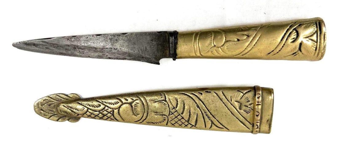 ARGENTINIAN FACON GAUCHO KNIFE & SCABBARD: ARGENTINIAN FACON GAUCHO KNIFE & SCABBARD DIMENSIONS TOTAL: Length 7 inch / 17,8 cm DIMENSIONS BLADE: Length 3.60 inch / 9,3 cmShipping: Basel Auction House will refer local third-party USA and