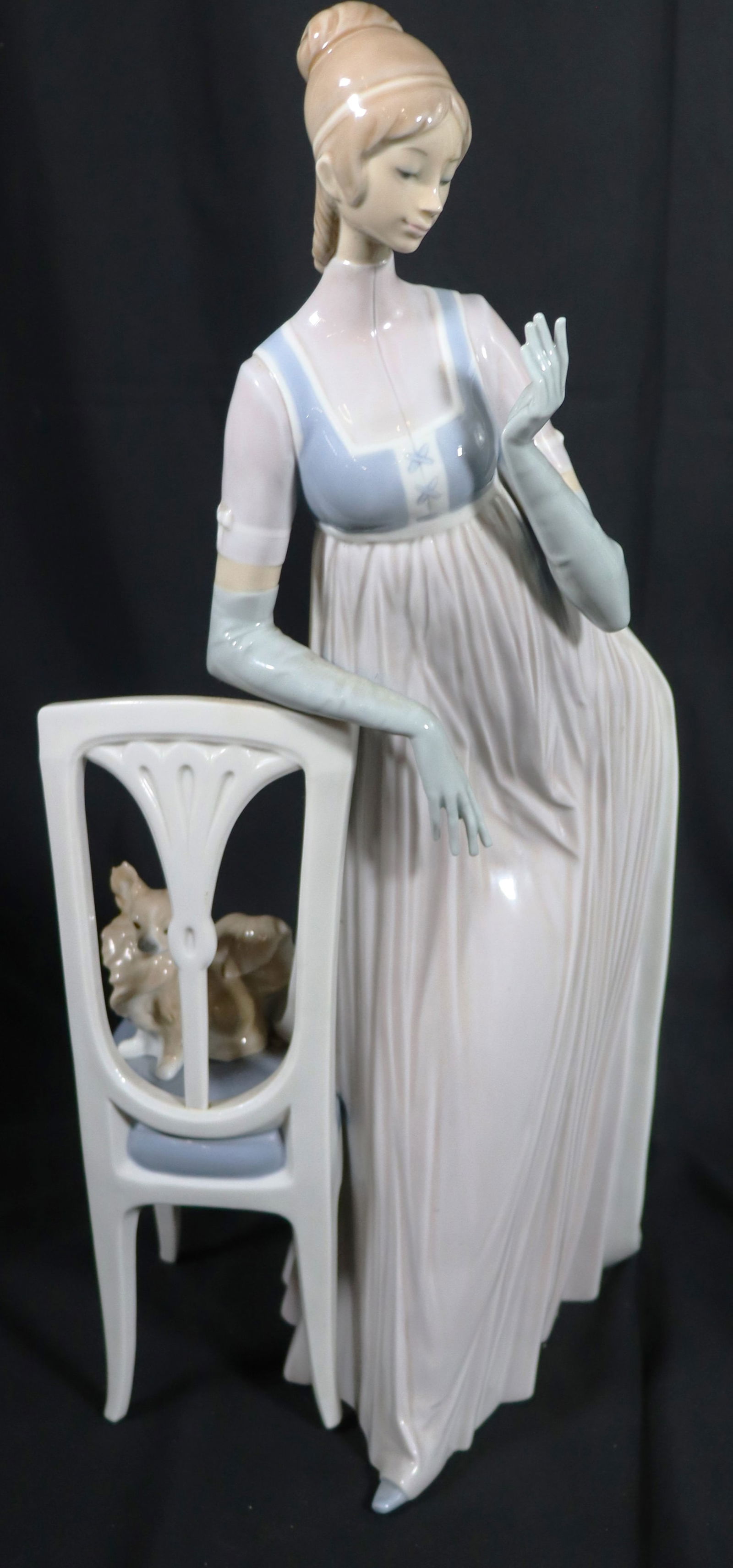 Large LLADRO " Woman in Chair with Dog" PORCELAIN FIGURINE (1 of 7)
