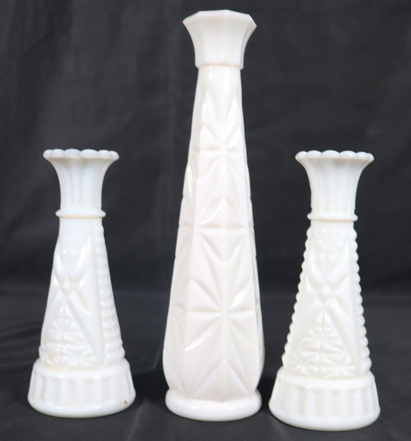 Three vintage milk glass bud vases, commonly featuring the "Stars and Bars" or "Starburst" pattern: Three Vintage milk glass bud vases, commonly featuring the "Stars and Bars" or "Starburst" pattern Bigger Vase DIMENSIONS: Height 8.90 inch / 22,5 cm 