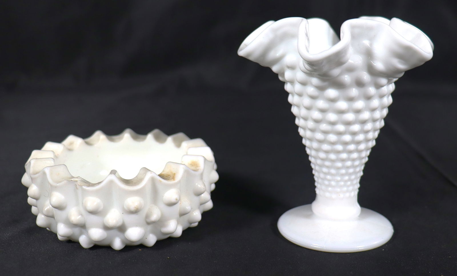 Vintage Hobnail white milk glass, consisting of a ruffled-rim trumpet vase and a matching ashtray .: Vintage Hobnail white milk glass, consisting of a ruffled-rim trumpet vase and a matching ashtray. (chips on the ashtray)DIMENSIONS: Height: 1.50 inch / 3,8 cm 