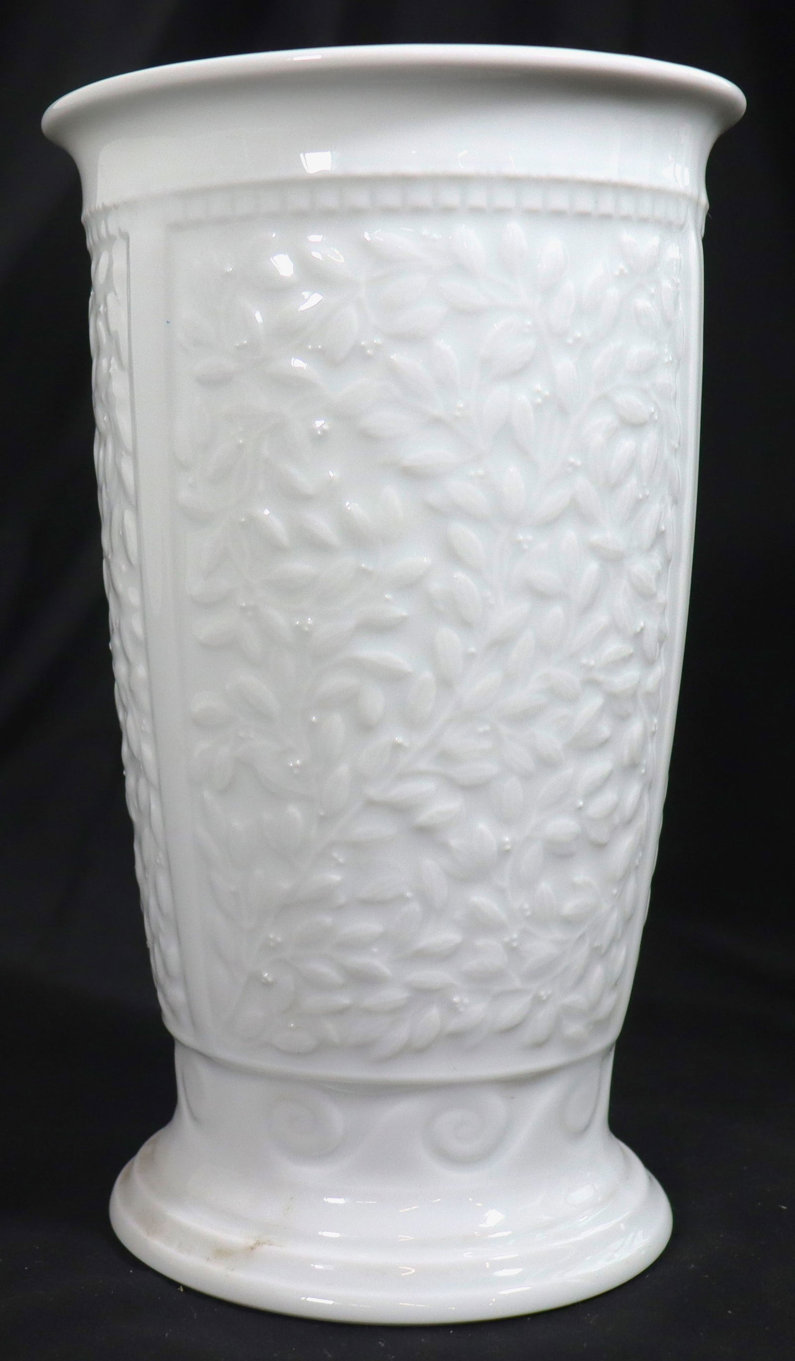 BERNARDAUD Limoges LOUVRE France White Vase: BERNARDAUD Limoges LOUVRE France White Vase DIMENSIONS: Height 9 inch / 23,4 cm Diameter Top: 5.40 inch / 13,5