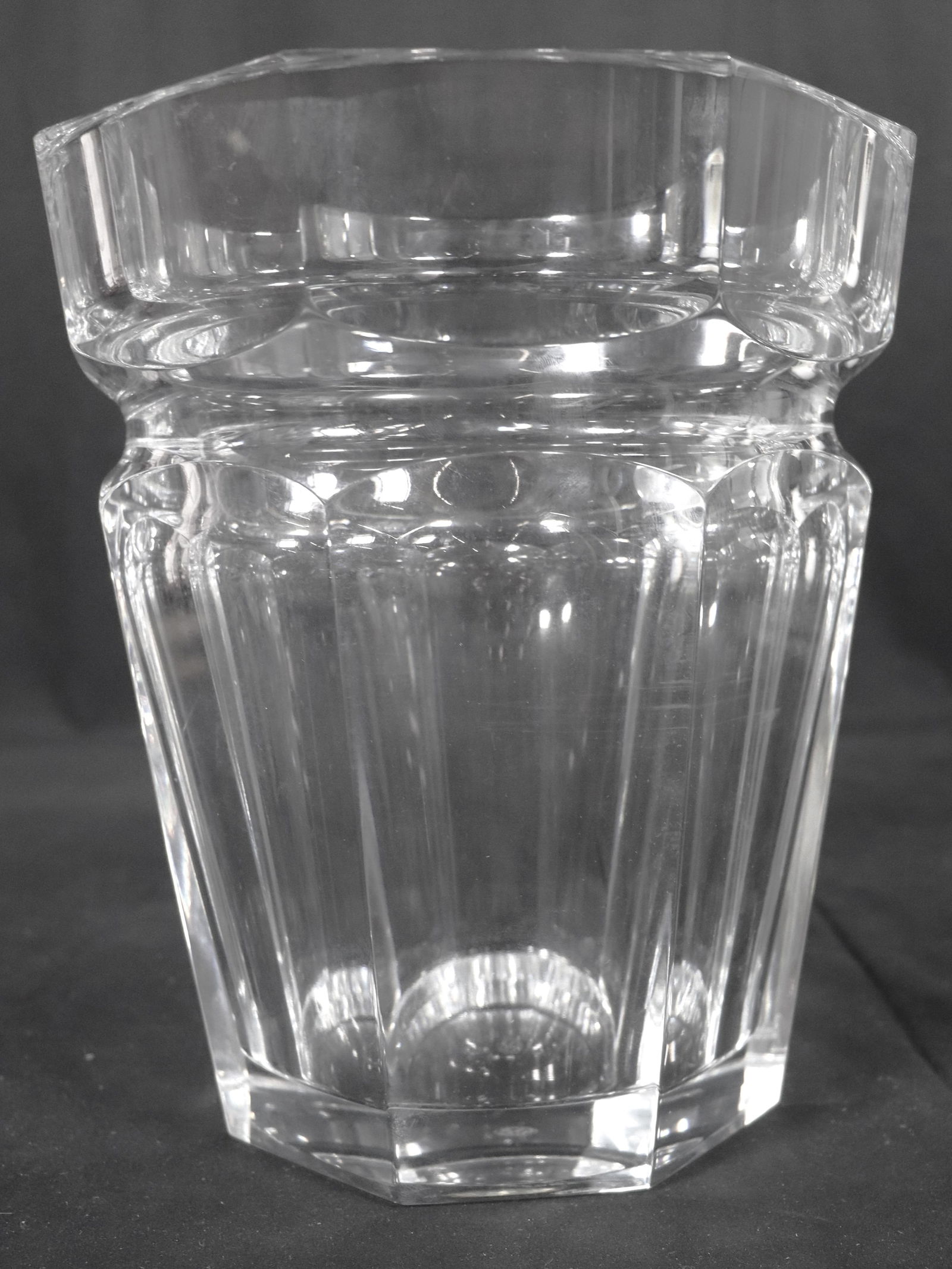 BACCARAT HARCOURT CRYSTAL ICE BUCKET OR VASE: BACCARAT HARCOURT CRYSTAL ICE BUCKET OR VASE DIMENSIONS: Height 9.10 inch / 23,2 cm Diameter Base: 5.30 inch /