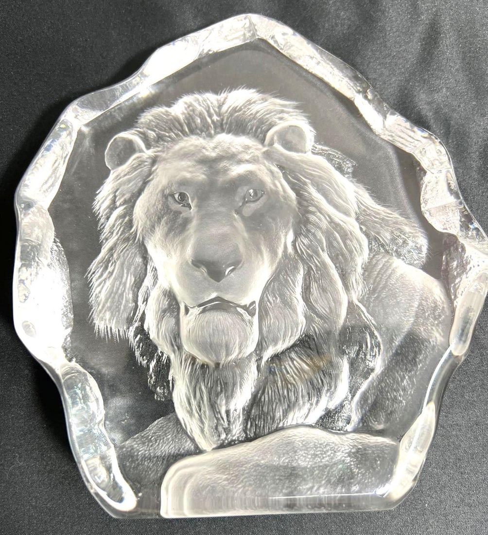 MATS JONASSON LION LEAD CRYSTAL SWEDEN: MATS JONASSON LION LEAD CRYSTAL SWEDENDIMENSIONS: Height: 6.50 inch / 16,5 cm Length: 6 inch / 15,3 cm Width: 1.55 inch / 4 cm 