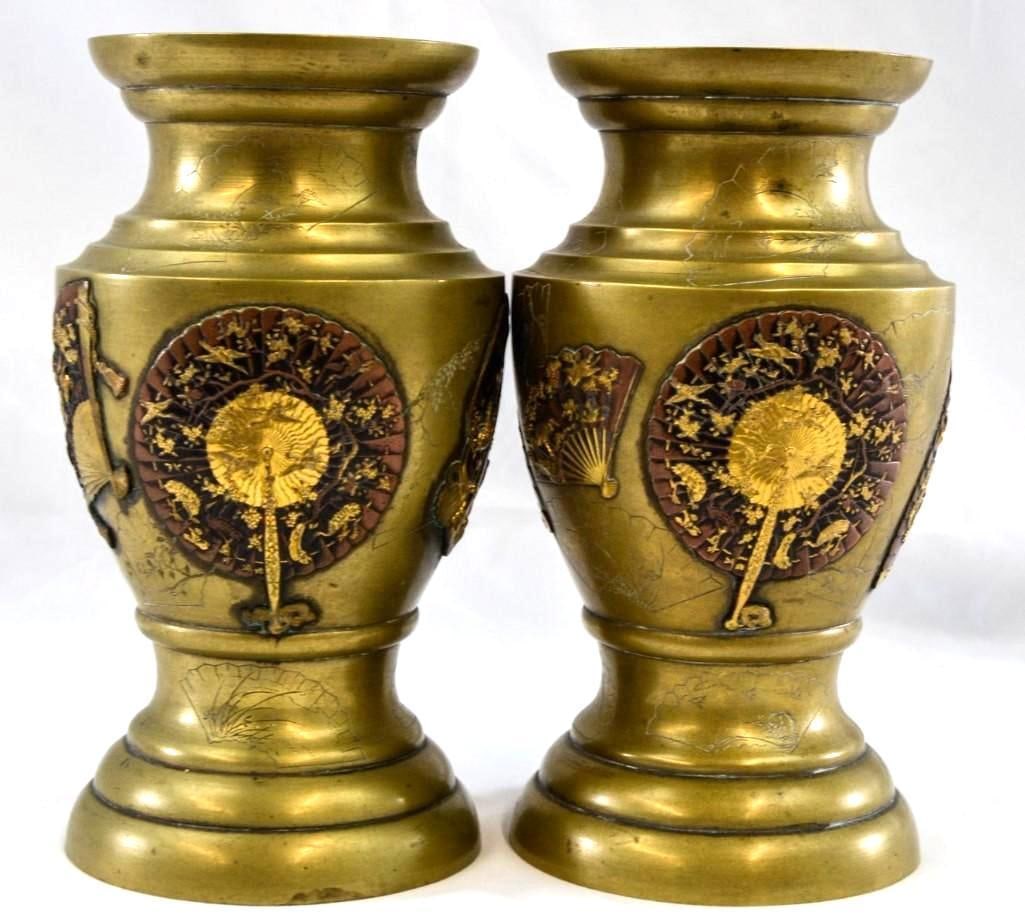 Pair of Japanese bronze and mixed metals Meiji vases: Pair of Japanese bronze and mixed metals Meiji vases, chased design with mixed metal relief decoration, fans, Dimensions: 21,3 cm / 8.38 inch Shipping: Basel Auction House will refer local