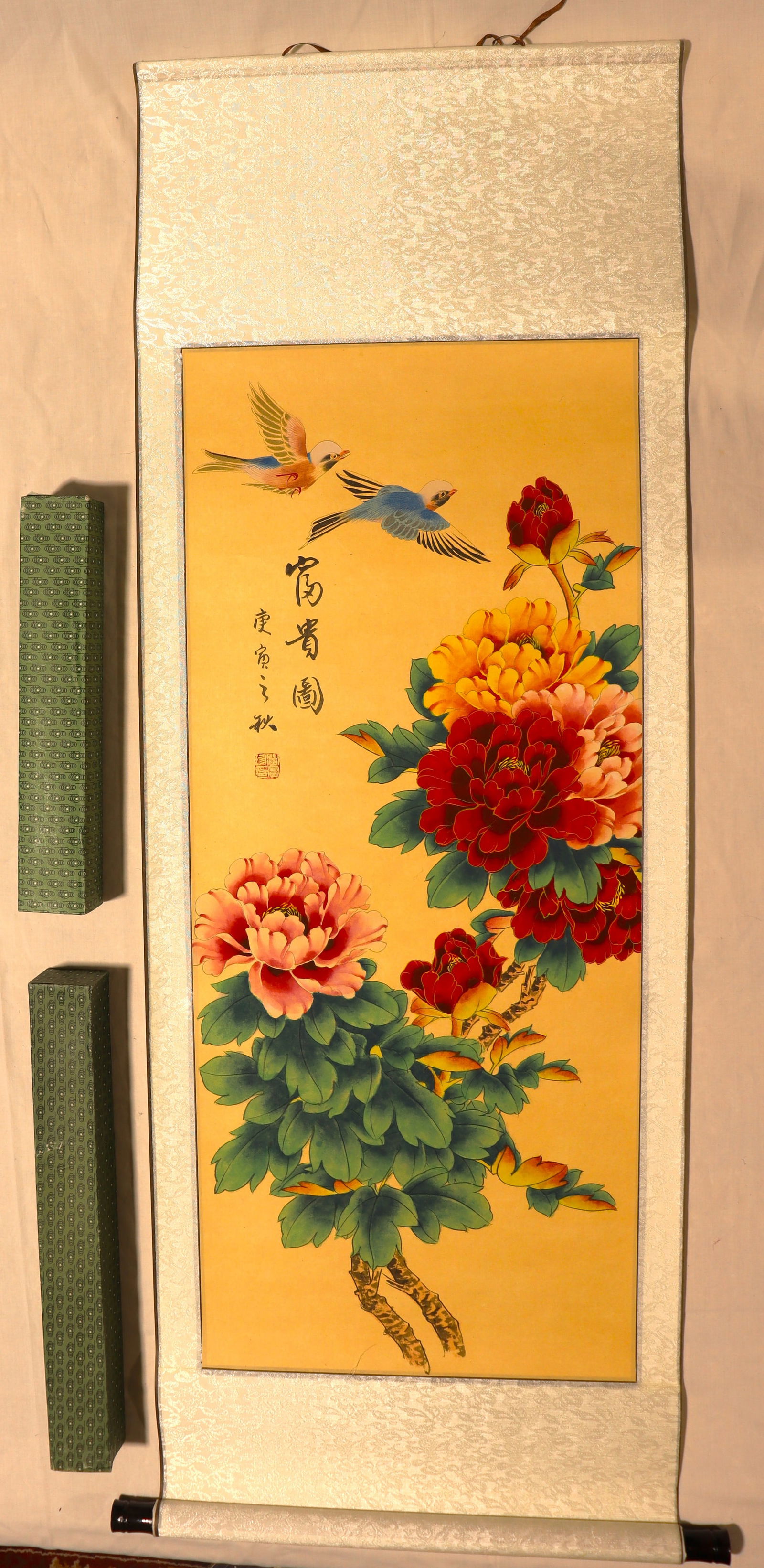 Chinese Handing Scroll painting that depicts flowers and birds in the style of HUANIO HUA: Chinese Handing Scroll painting that depicts flowers and birds in the style of HUANIO HUA DIMENSIONS: Height 55.30 inch / 140,5 cm 