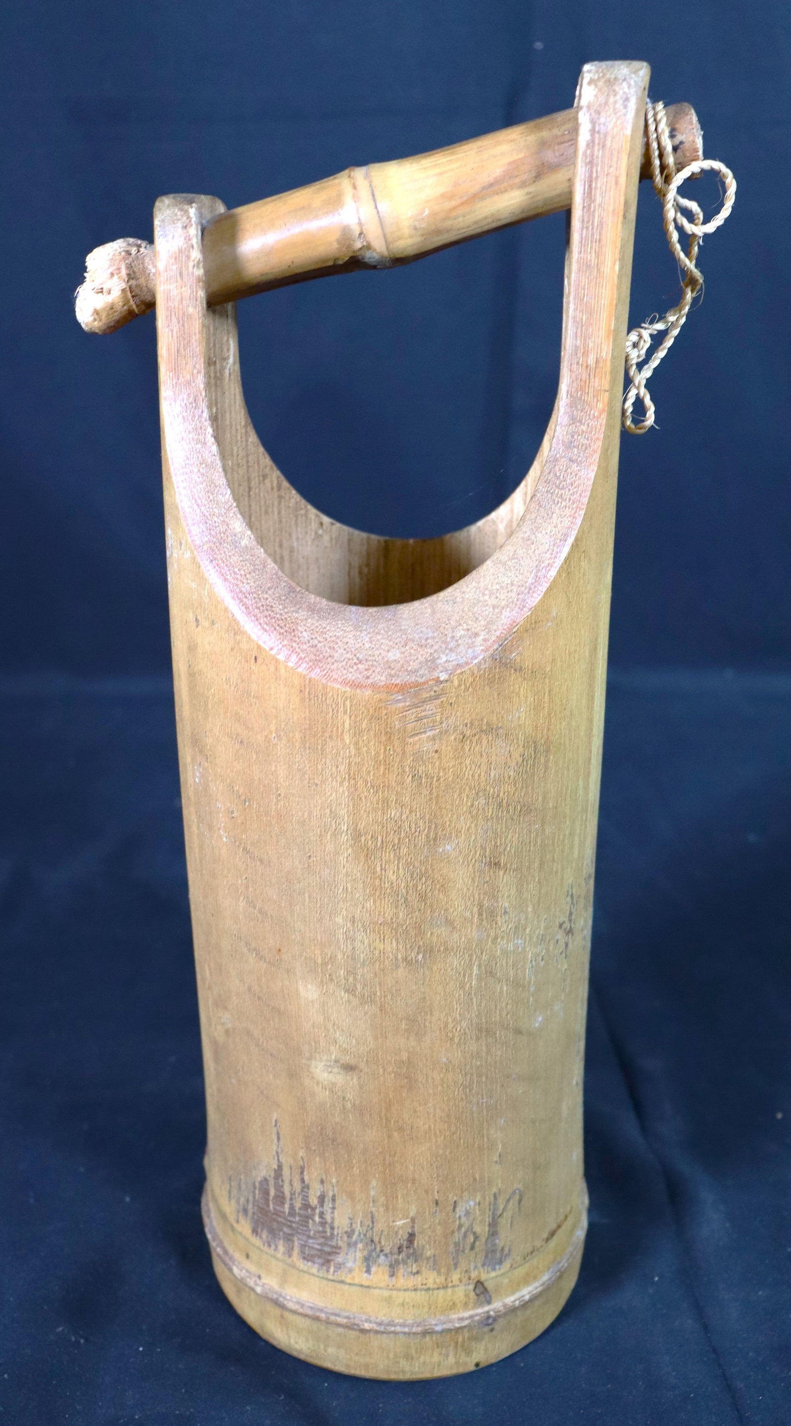 Handmade Colombian Hanging Flower Vase Bamboo: Handmade Colombian Hanging Flower Vase Bamboo DIMENSIONS: Height 13 inch / 33 cm Diameter Base: 4.30 inch