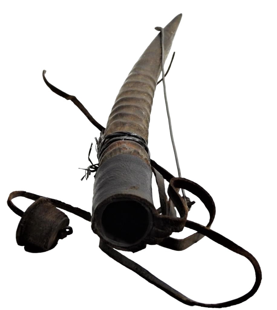 Ovambo Tribe (Namibia) Oryx horn traditional snuf set horn / leather (1 of 8)