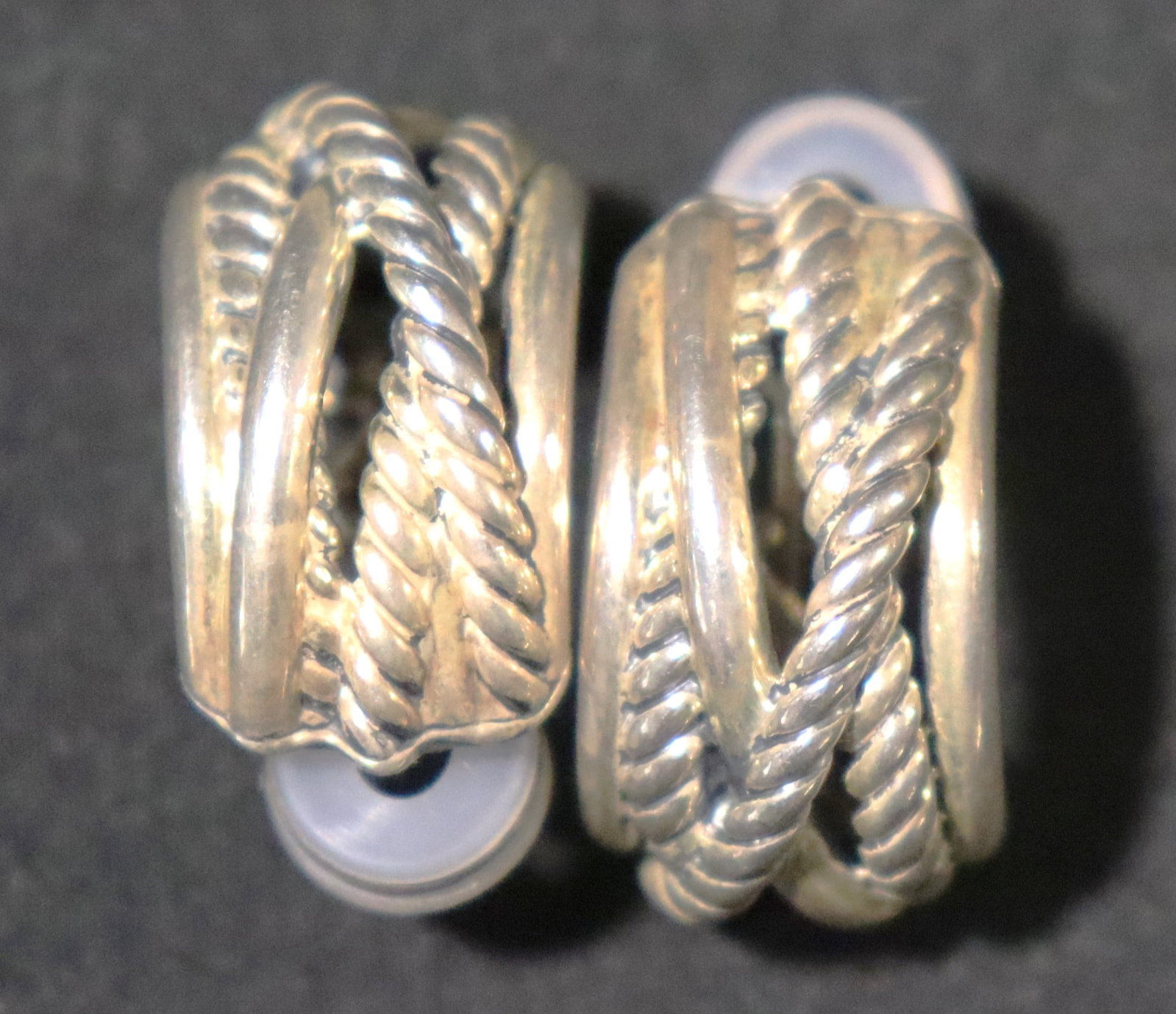 This is a pair of David Yurman Crossover hoop earrings in sterling silver: This is a pair of David Yurman Crossover hoop earrings in sterling silver Weight: 0.45 Oz / 12,7 Gr 