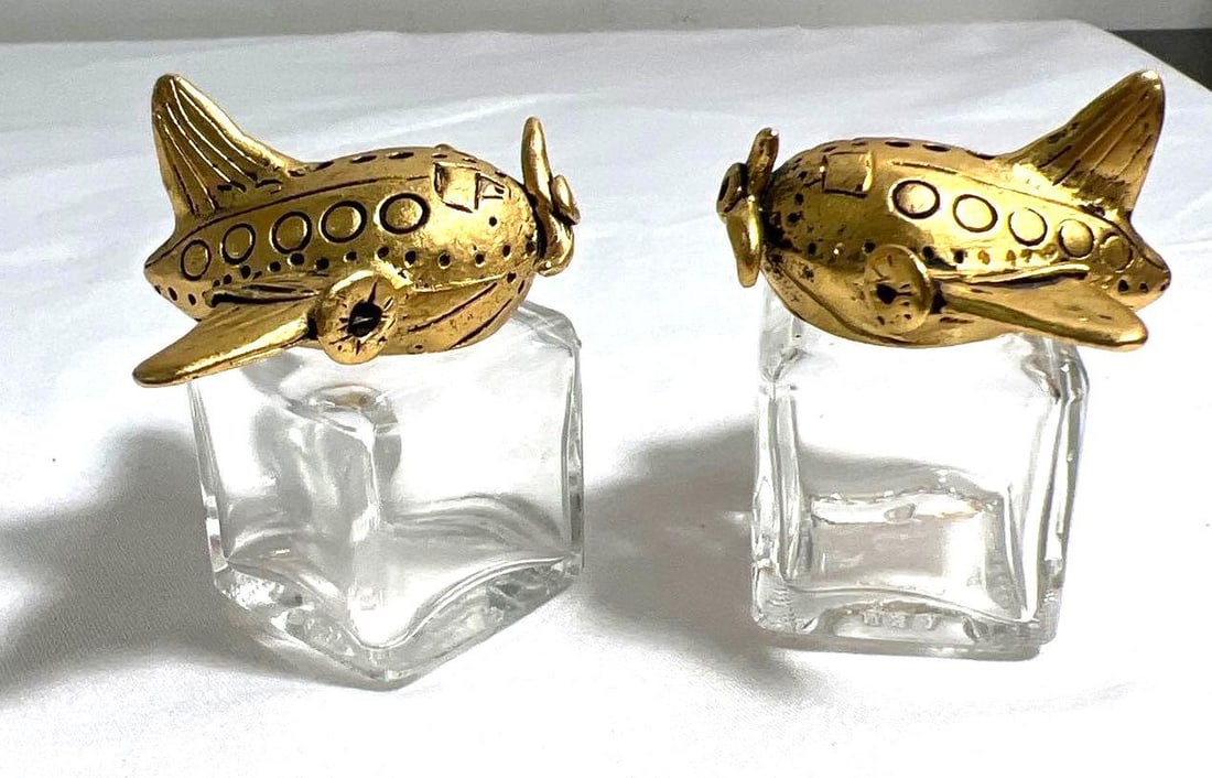 Set of Plane Salt and Pepper Shakers - Silvie Goldmark: Set of Plane Salt and Pepper Shakers - Silvie Goldmark DIMENSIONS : Height 2 inch / 5 cm 