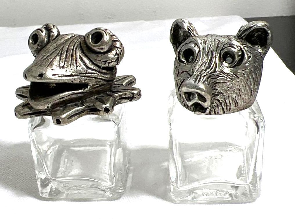 Set of Salt and Pepper Shakers Frog and Bear - Silvie Goldmark: Set of Salt and Pepper Shakers Frog and Bear - Silvie Goldmark DIMENSIONS : Height 2.10 inch / 5,3 cm 