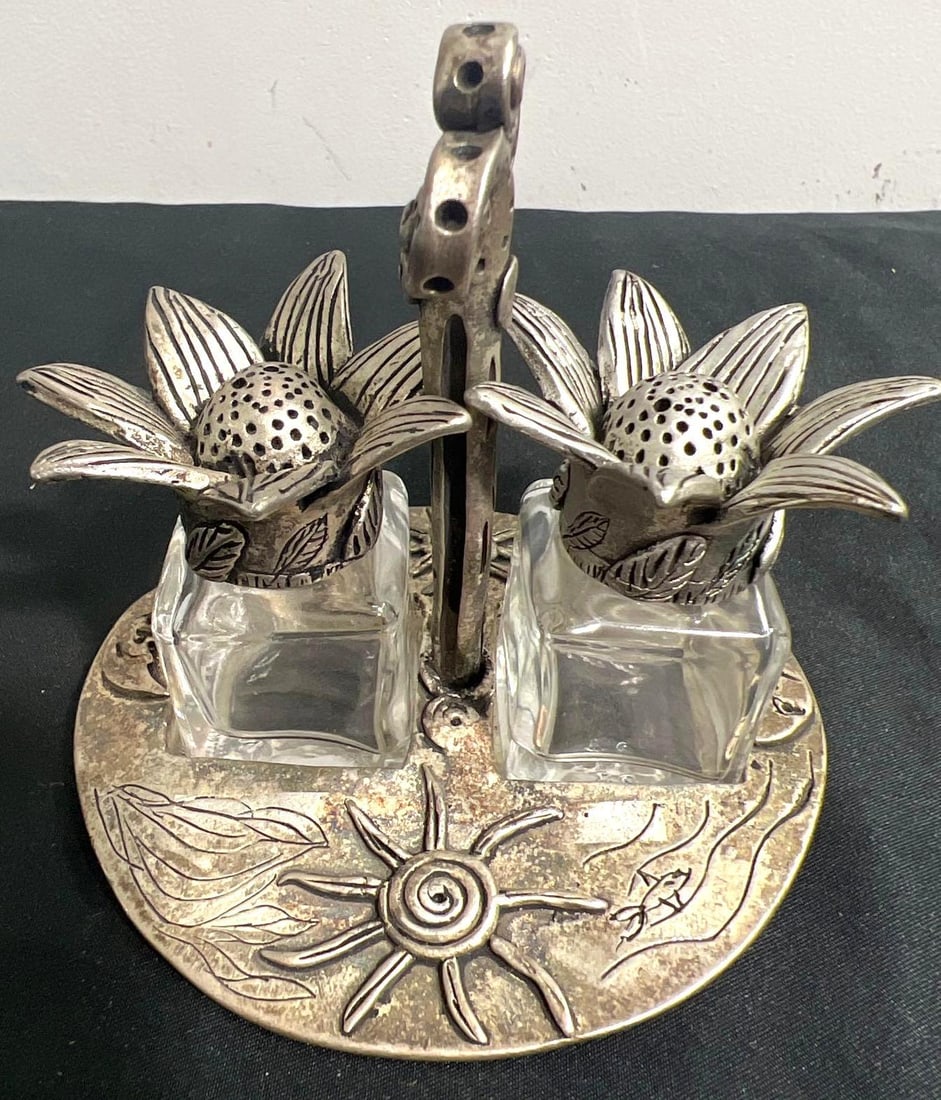 Set of flowers Salt and Pepper Shakers with Stand- Silvie Goldmark: Set of flowers Salt and Pepper Shakers with Stand- Silvie Goldmark DIMENSIONS Height: 2 inch / 5 cm DIMENSIONS Stand Height: 3.50 inch / 8,8 cm 