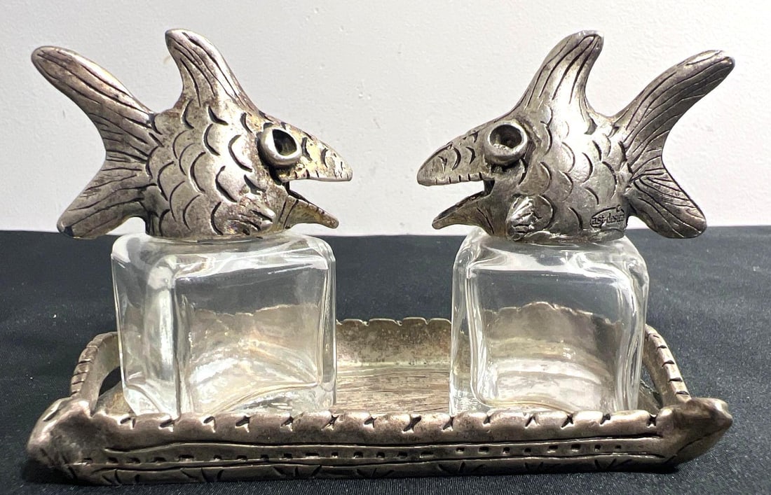 Set of fishes Salt and Pepper Shakers with tray- Silvie Goldmark: Set of fishes Salt and Pepper Shakers with tray- Silvie Goldmark DIMENSIONS Height: 2.35 inch / 6,4 cm