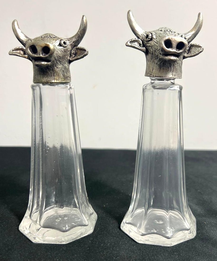 Set of 2 Salt and Pepper Shakers with Bull head - Silvie Goldmark: Set of 2 Salt and Pepper Shakers with Bull head - Silvie Goldmark DIMENSIONS :Height: 5.25 inch / 13,3 cm &nb