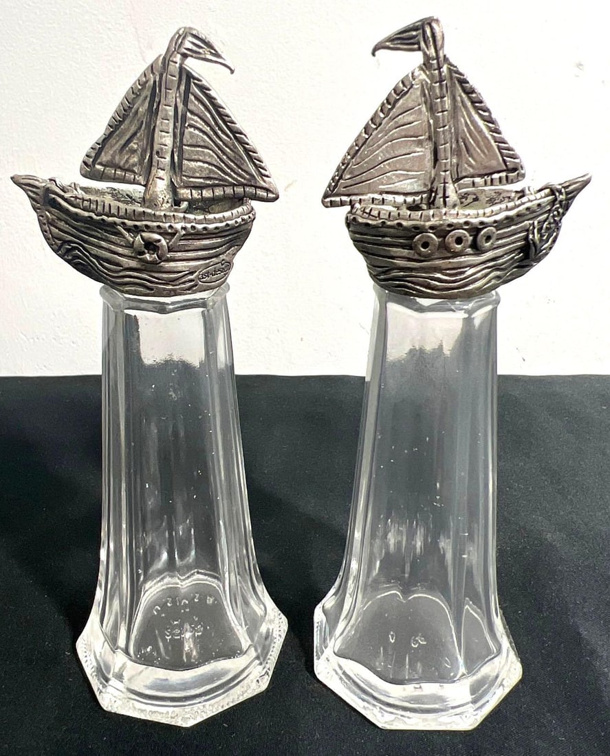 Set of 2 Salt and Pepper Shakers with sailboat top - Silvie Goldmark: Set of 2 Salt and Pepper Shakers with sailboat top - Silvie Goldmark DIMENSIONS :Height: 5.50 inch / 14 cm &nbs