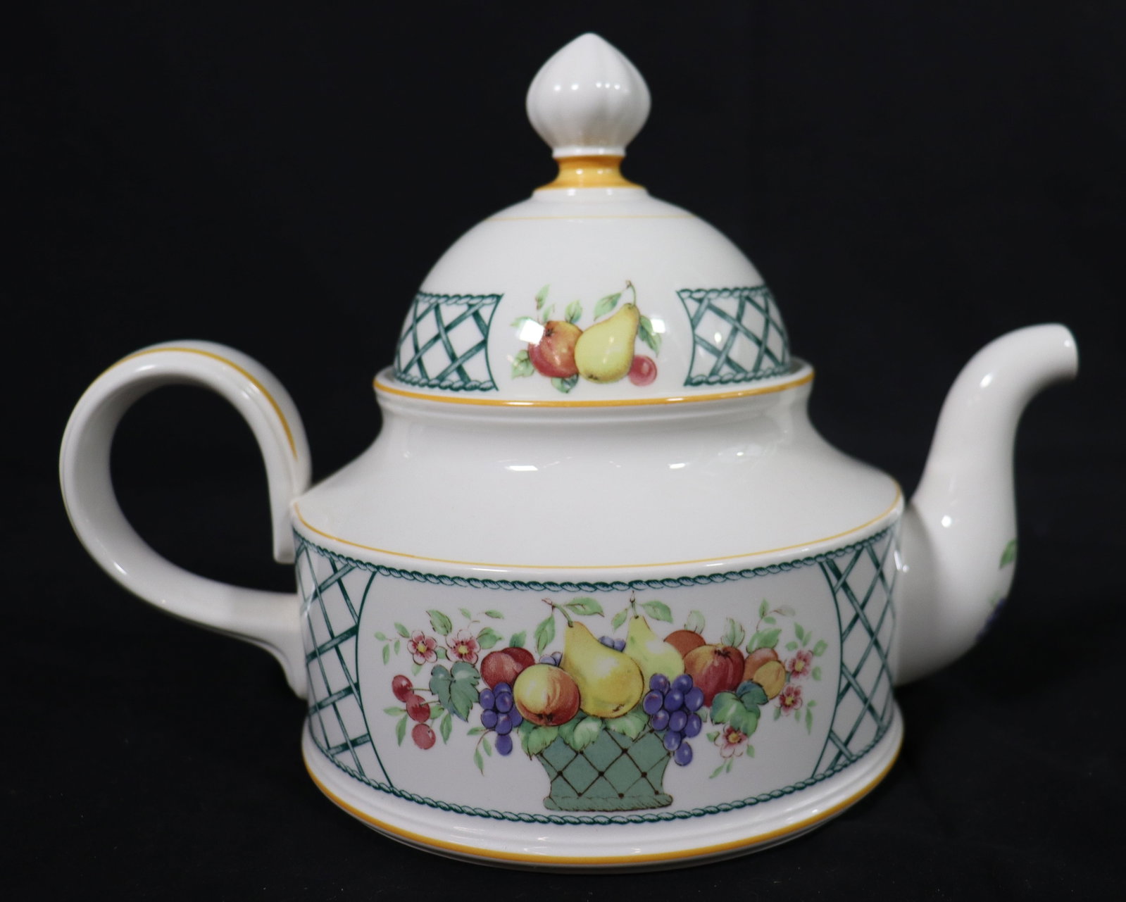 Teapot Villeroy & Boch Basket pattern: Teapot Villeroy & Boch Basket pattern DIMENSIONS: Height: 7.25 inch / 18,4 cm Length:10.25 inch