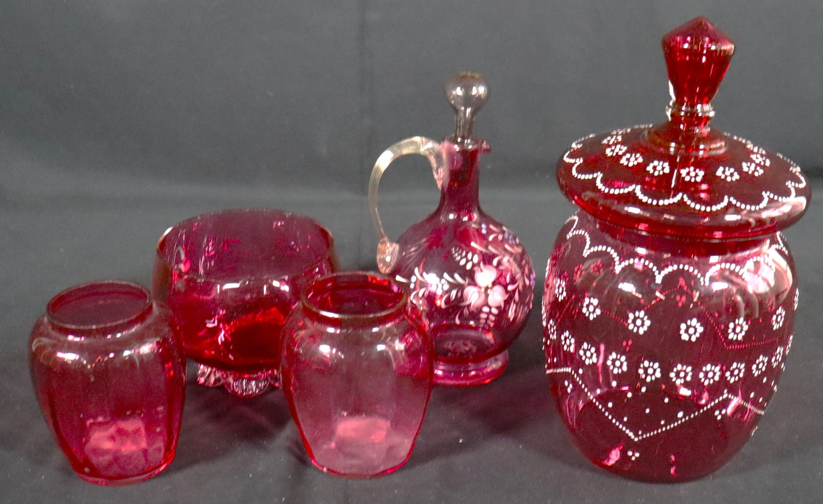 A mixed group of glassware of cranberry glass: A mixed group of glassware of cranberry glass DIMENSIONS Cranberry Glass JARE with Lid: Height 10 inch / 25,4 cm 