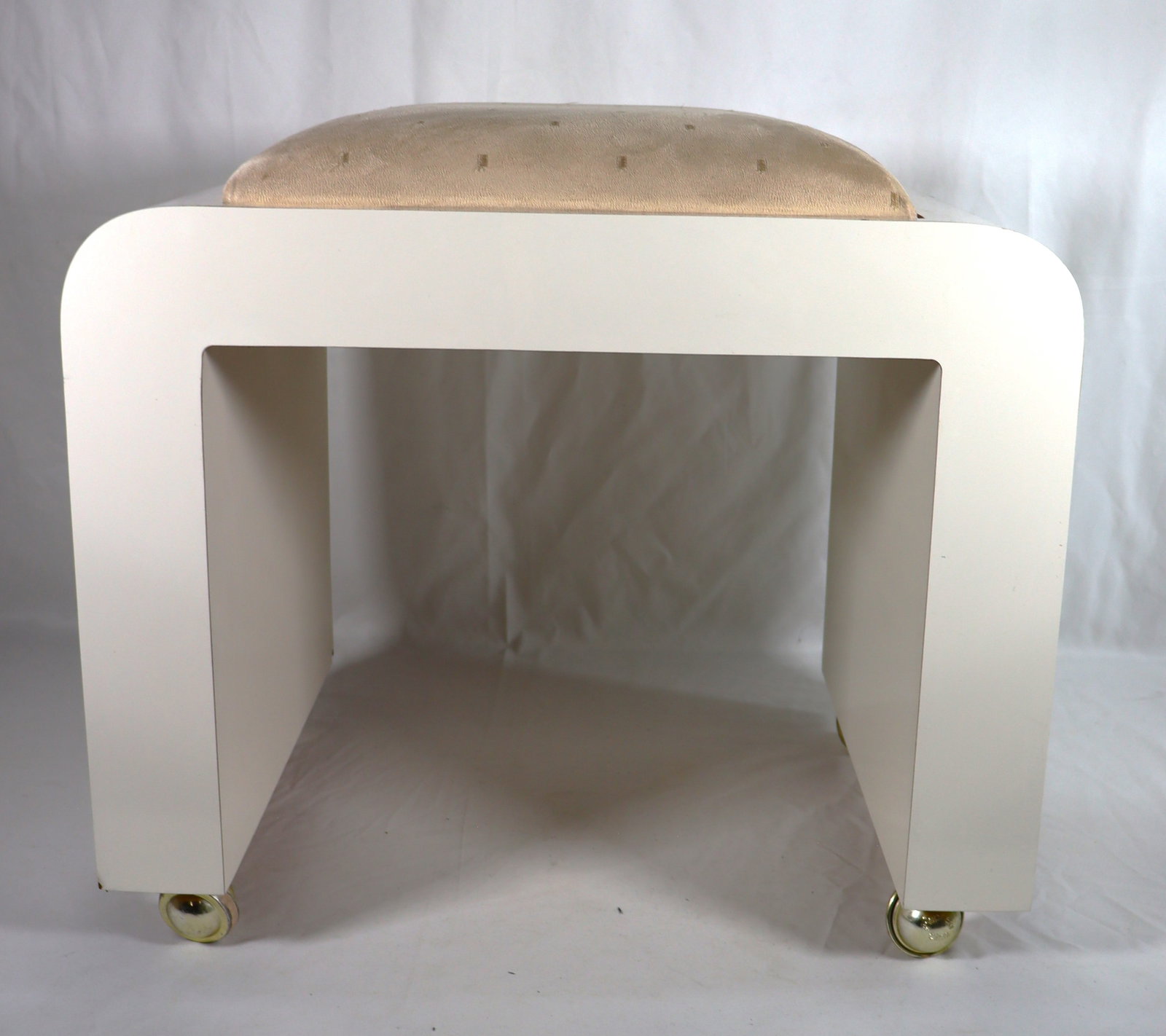 Vintage vanity stool on wheels: Vintage vanity stool on wheels DIMENSIONS: Height: 18 inch / 45,7 cm Length: 22 inch / 56 cm