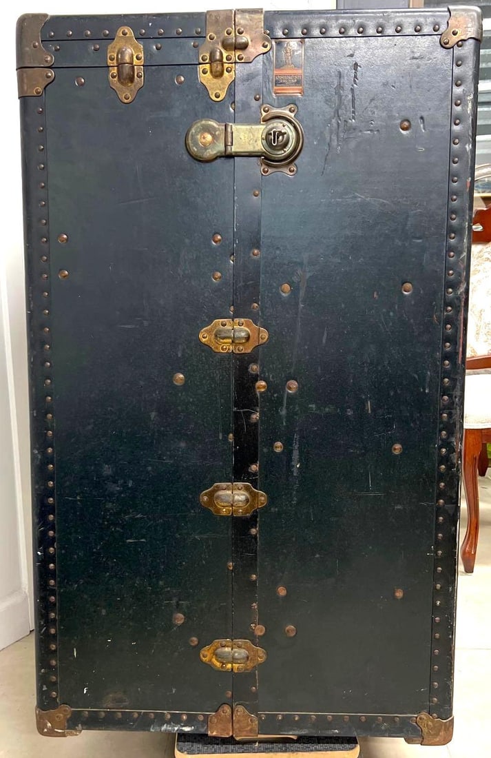 OSHKOSH TRUNKS AND LUGGAGE STEAMER TRUNK: OSHKOSH TRUNKS AND LUGGAGE STEAMER TRUNK. Interior fitted with drawers and a wardrobe DIMENSIONS: Height 41.50 inch / 105,5 cm &nb