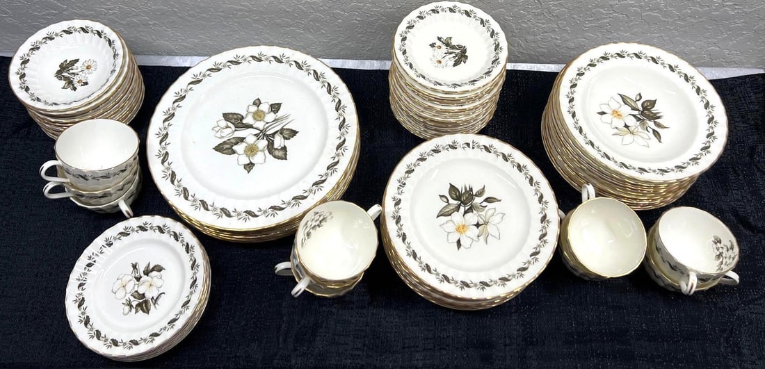 Seventy seven Pieces Set of Royal Worcester Bone China: Seventy seven Pieces Set of Royal Worcester Bone China made in England 9 Dinner Plates, Diameter 10.50 inch / 26,7 cm 12 Soup Plates, Diameter 8 inch / 20,5 cm 10 Desert Plates, Diameter 8.25 in