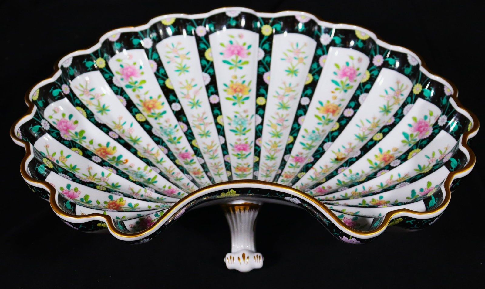 HEREND 'BLACK DYNASTY' PORCELAIN SHELL DISH - 7