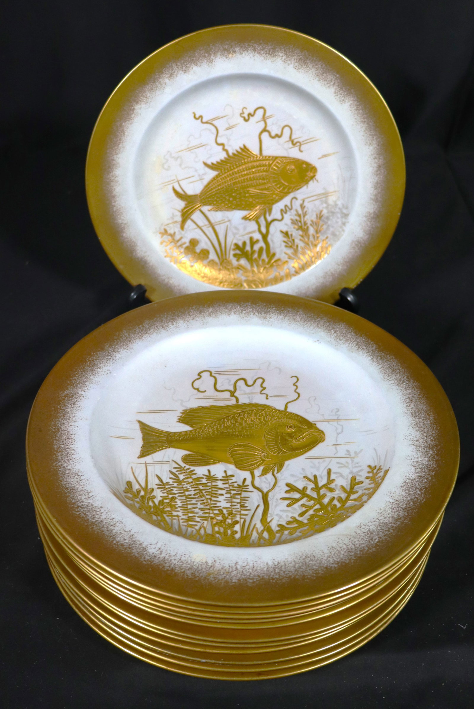 Twelve Wedgwood Dinner Plates (1 of 20)