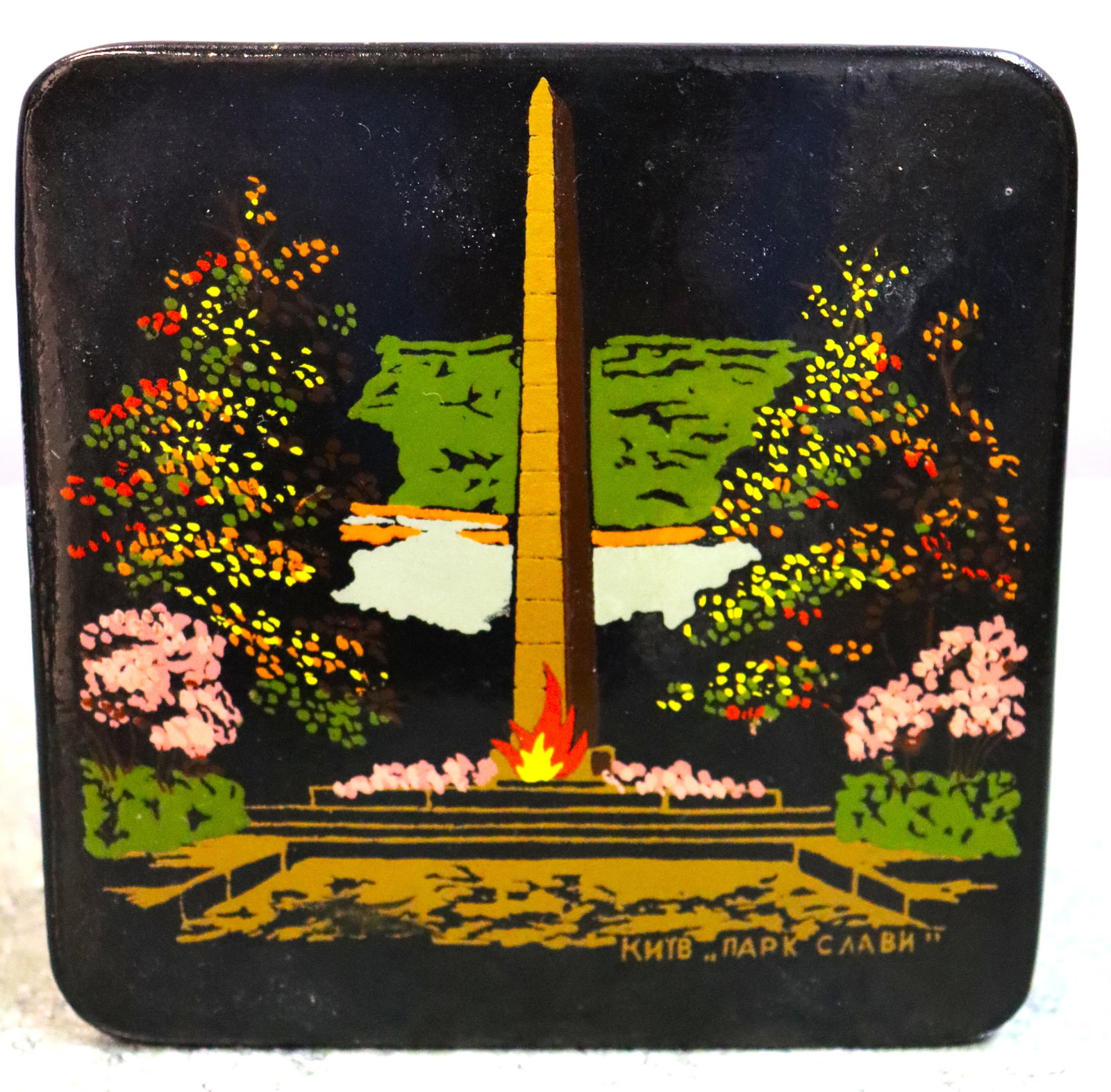 Vintage lacquered trinket box featuring a painted scene of the Park of Eternal Glory monument in Ky (1 of 6)