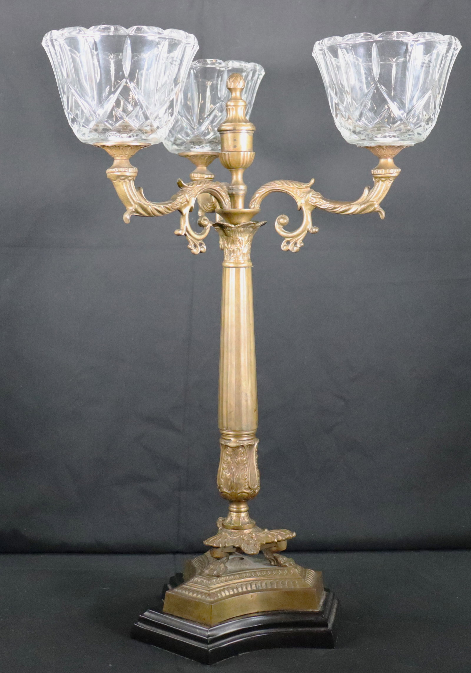 Candleholder three arm and Crystal: Candleholder three arm and Crystal made in India.DIMENSIONS: Height 21.75 inch / 55,3 cm Length 14.50 inch / 36,8 cm Depth 14.50 inch / 36,8 cmShipping: Basel Auction House will refer local third-part