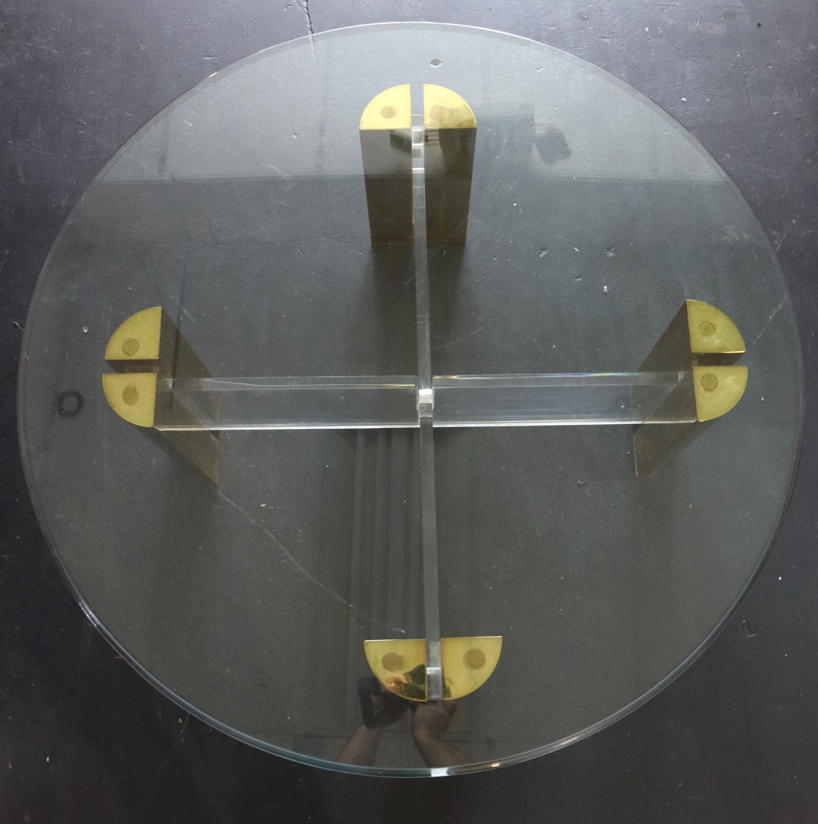 Mid-Century Modern Glass Top Coffee Table Brass &: This elegant Mid-Century Modern coffee table features a circular glass top supported by a distinctive cross-form base. The base is crafted from clear acrylic panels that intersect to create a