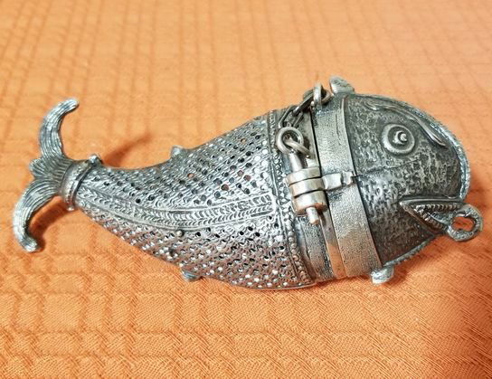 GUCCI articulated fish table lighter: Reticulated fish table lighter marked Gucci 5 and 1/2 in Long. No metal Purity markings to be found. Has patented number