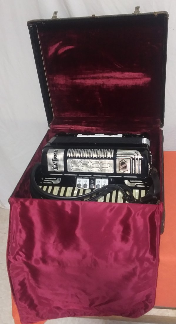 Accordion in original case signed Fiesta: Accordion an original case sign Fiesta appears to be an excellent condition
