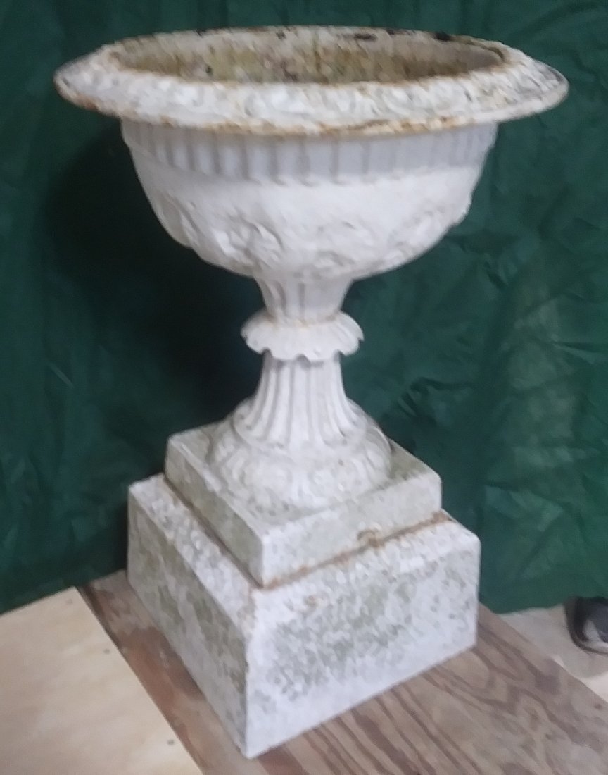 Cast iron 3-piece urn from the 19th century (1 of 3)