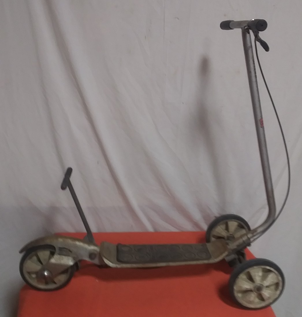 Vintage scooter (1 of 3)