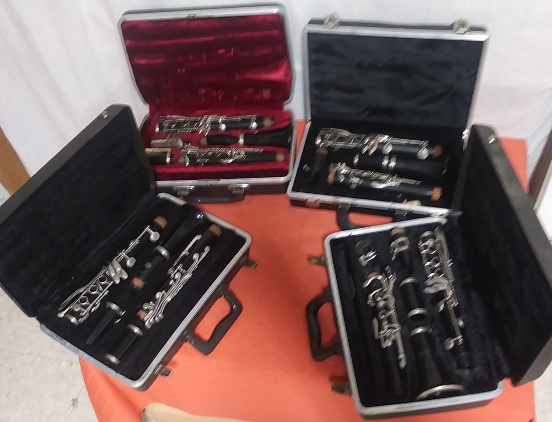 Lot of 4 clarinets: Lot of for clarinets in cases