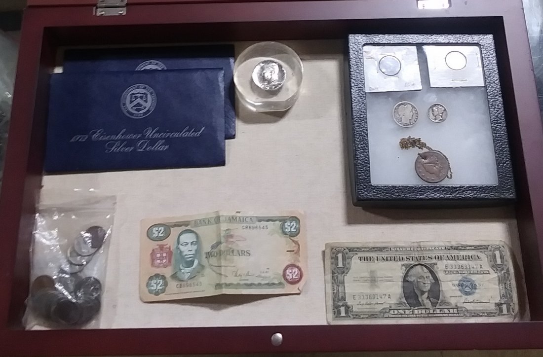 Coins and paper money: Assorted coins and paper money