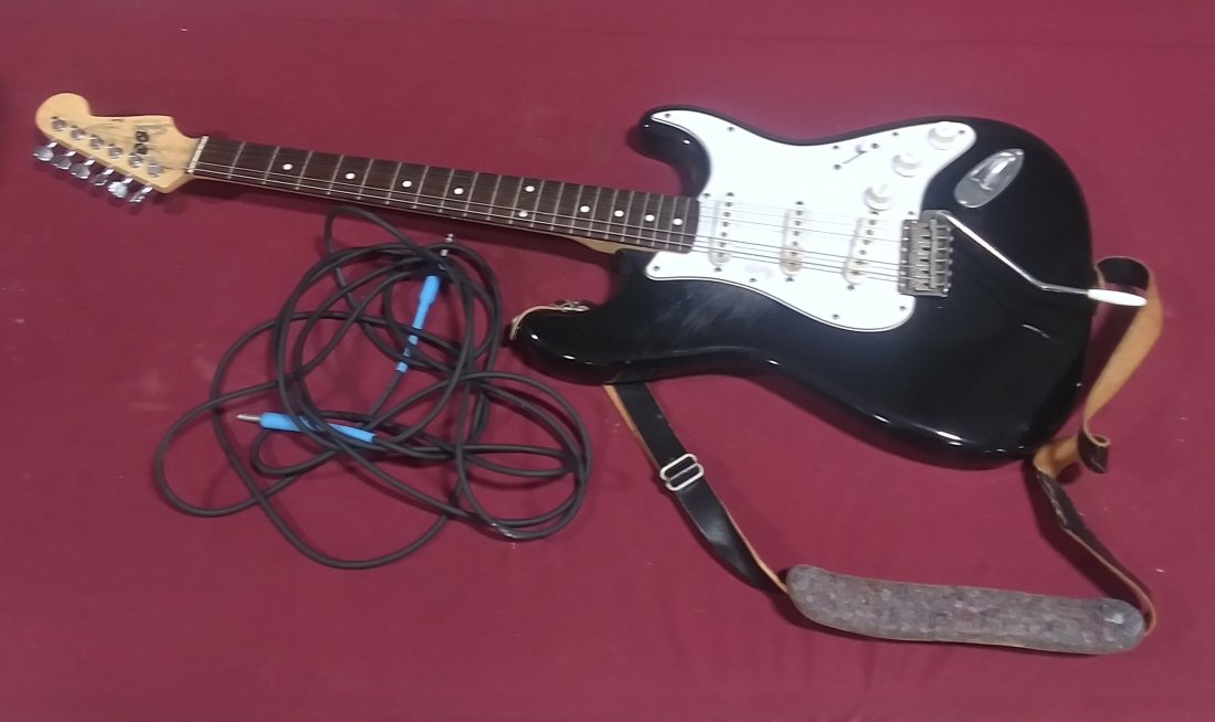 Fender Squire Stratocaster electric guitar: Original strap Japan