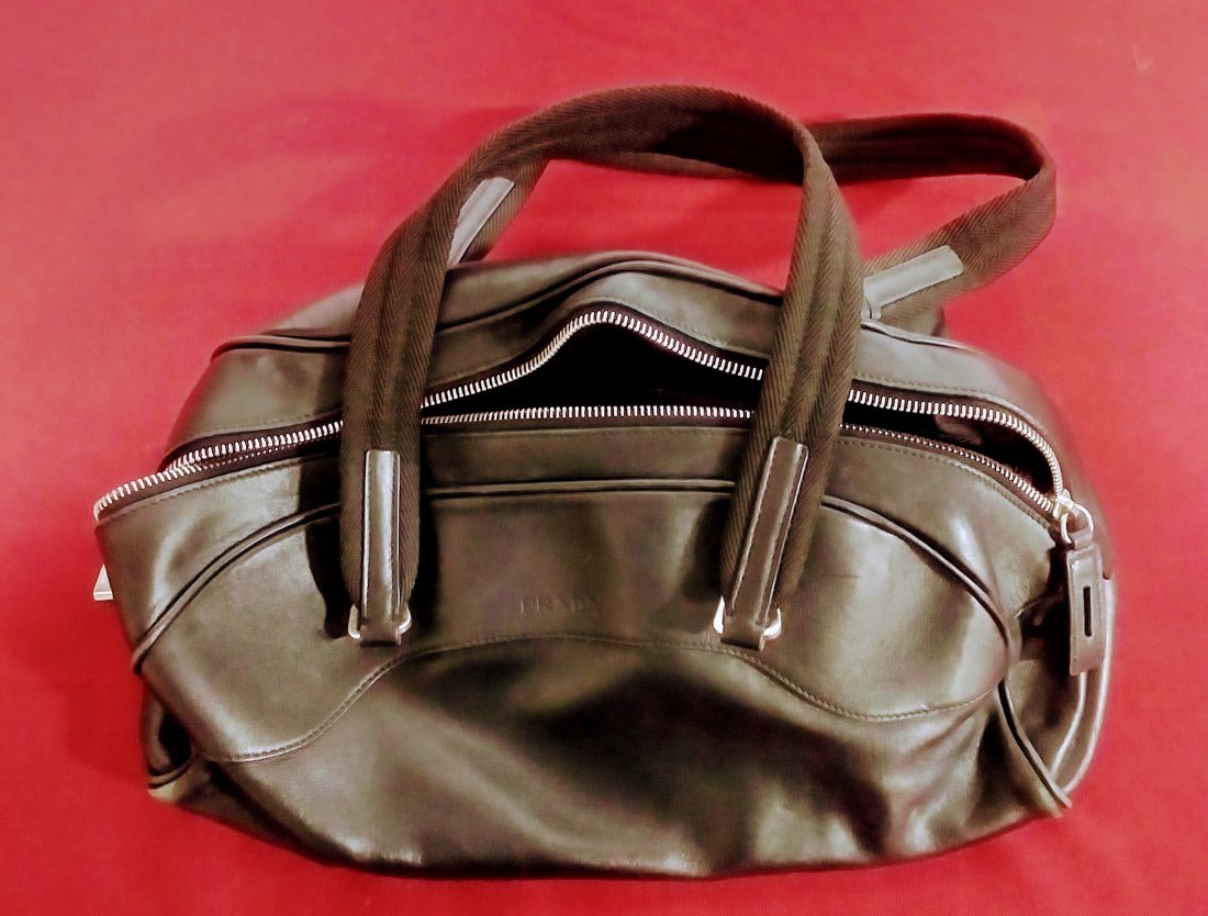 Prada navy blue leather purse: Prada navy blue leather purse