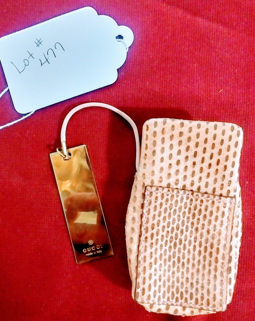 Gucci snakeskin tiny clutch in pink: Gucci snakeskin tiny clutch in pink possibly for lipstick or another accessory. Sporting the gold tone Gucci tag as shown in photos