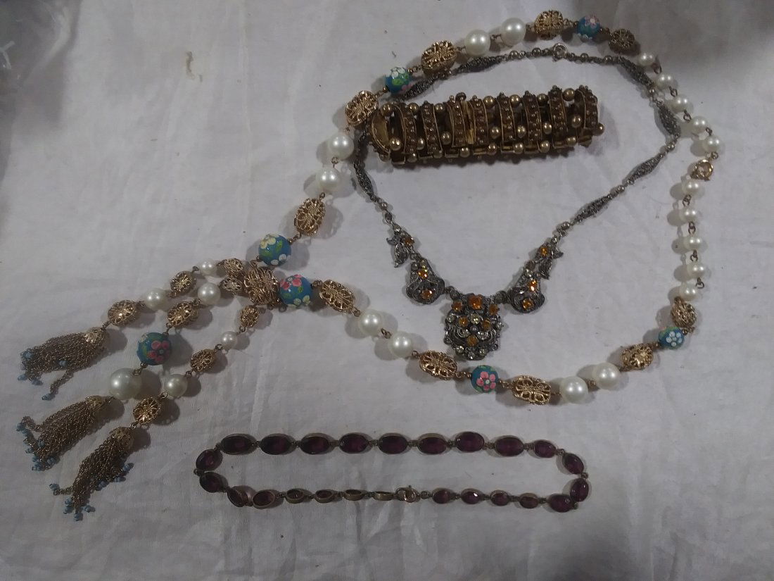 4 Piece Jewelry lot necklaces and Bracelet: 4 Piece Jewelry lot necklaces and Bracelet