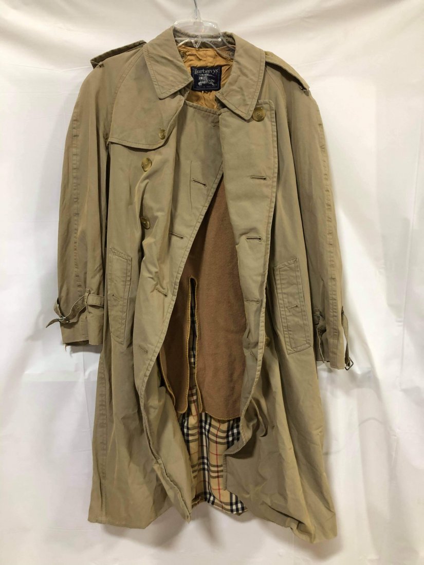 Burberry's long raincoat with lining size unknown: Burberry's long raincoat with lining size unknown