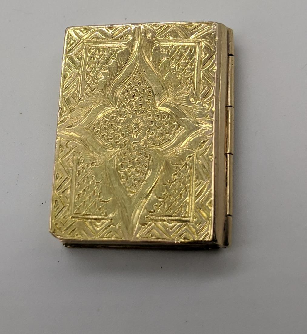 A miniature gold vinaigrette, engraved decor, 2.5cm x: A miniature gold vinaigrette, engraved decor, 2.5cm x 2cm, 6g,