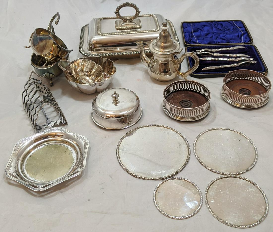 A collection of silver plate, to include Mappin & Webb: A collection of silver plate, to include Mappin & Webb examples