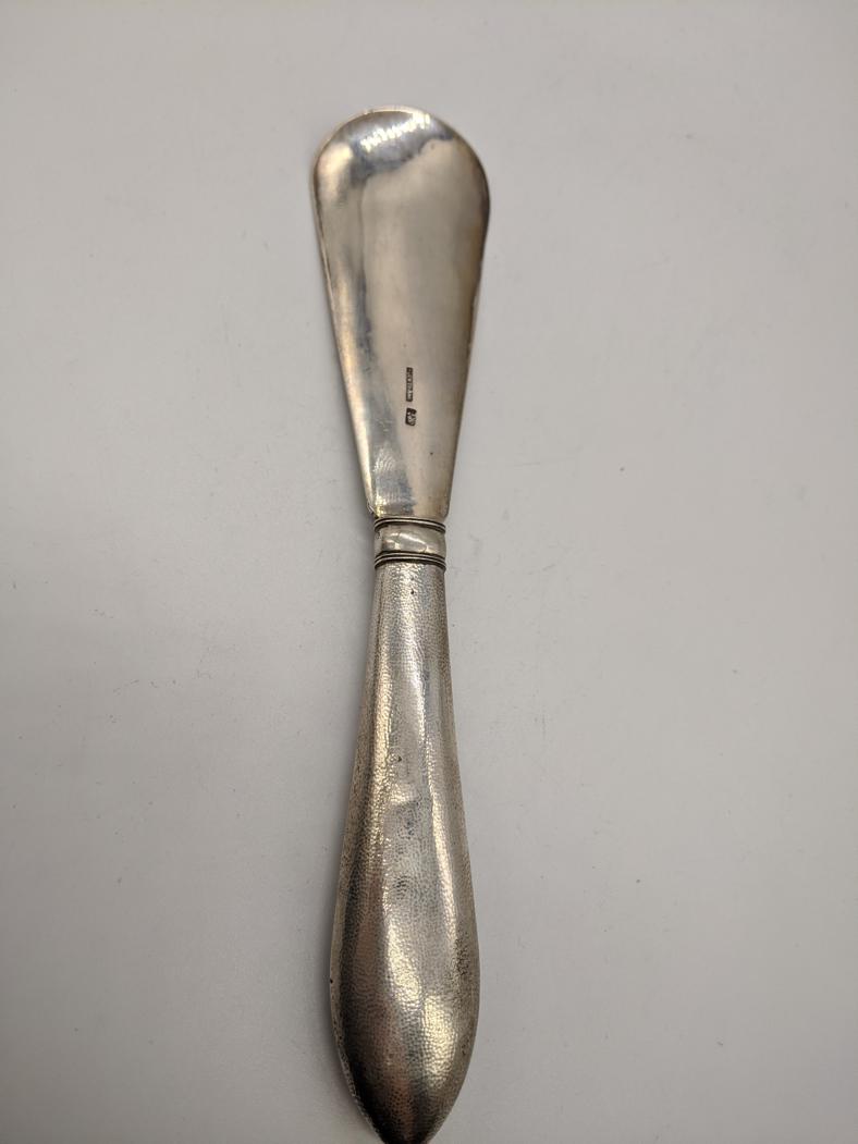 A late 19th/ early 20th century Chinese export silver: A late 19th/ early 20th century Chinese export silver shoe horn by Tuck Chang of Shanghai, 82g, L.21.5cm