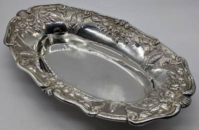 An Eastern silver dish, repousse embossed, 320g, L.29cm