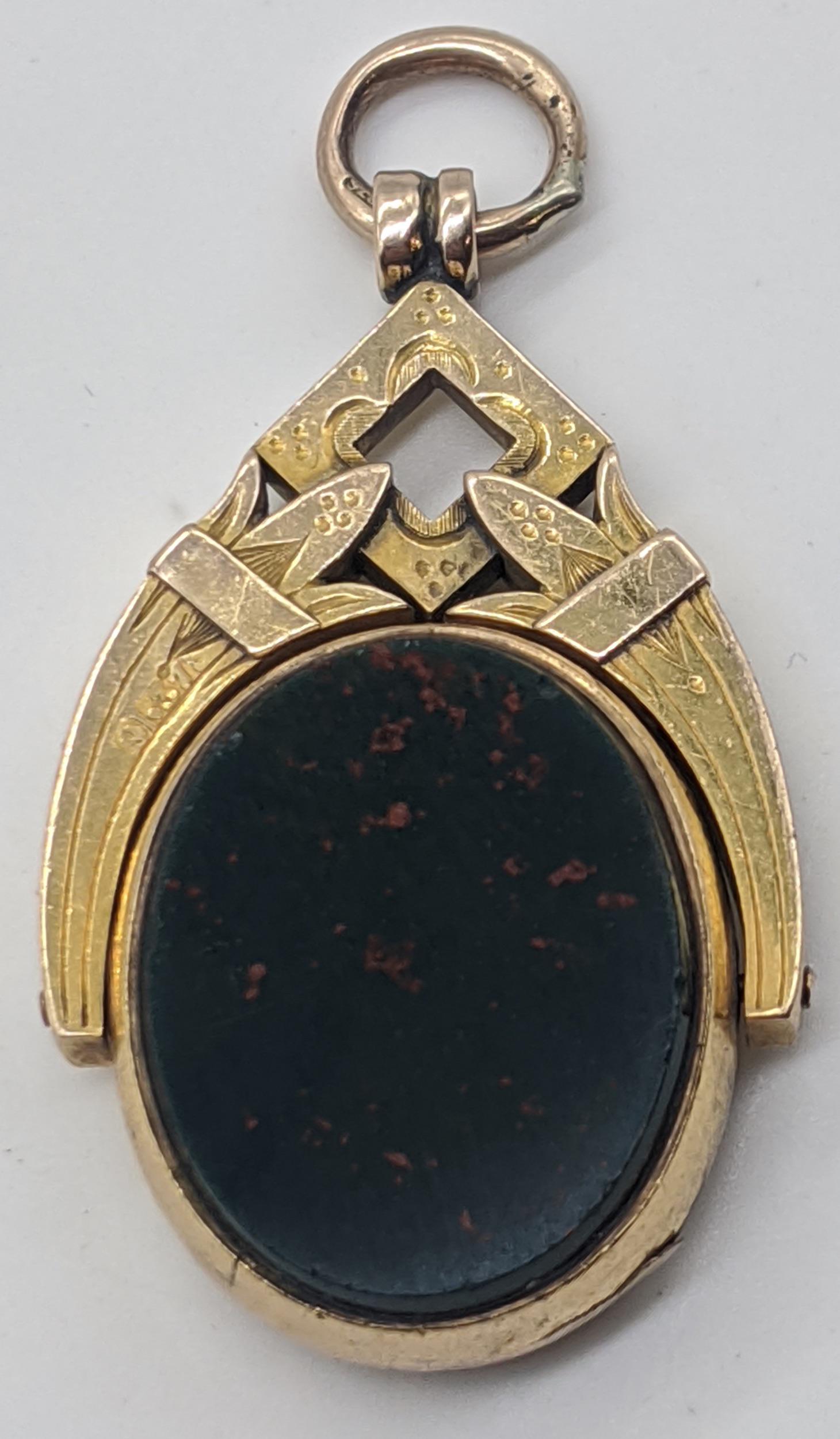 A 9ct gold fob, mounted with bloodstone to one side and: A 9ct gold fob, mounted with bloodstone to one side and carnelian to the other, 6g, H.4cm